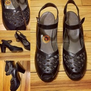 Vintage 40s/50s Red Cross Shoe Pumps